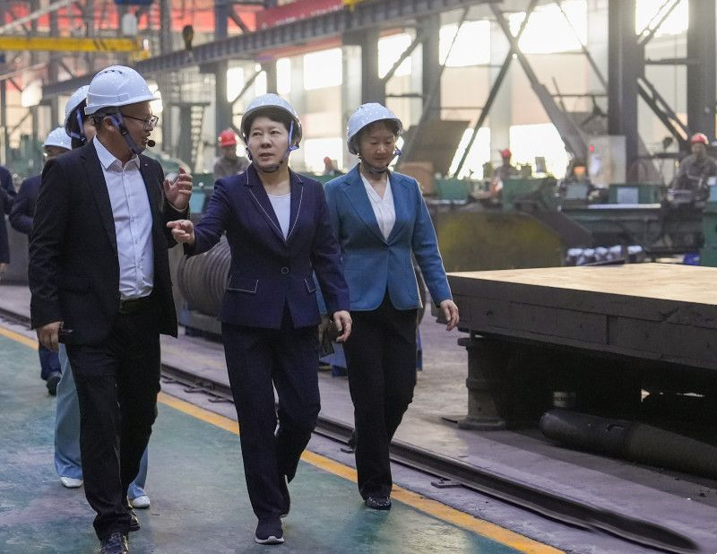 湖南省委常委、長(zhǎng)沙市委書(shū)記吳桂英調(diào)研長(zhǎng)重機(jī)器